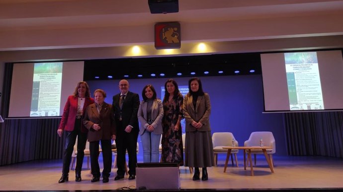 Miguel García e Irene Aguilera (centro), junto a María Jesús Botella (2ª dcha.), en la inauguración de las jornadas.