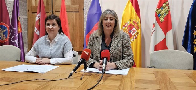 La teniente alcalde de Servicios Sociales del Ayuntamiento de Ávila, Paloma del Nogal, y Lorena España, técnico de Igualdad del Consistorio.