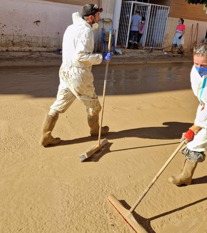 El concejal de IU en el Ayuntamiento de Sevilla, Ismael Sánchez, con las brigadas de trabajo voluntario en Valencia.