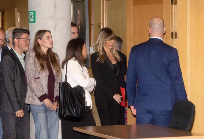 Begoña Gómez se dirige a la sala donde se celebra la primera sesión de la Comisión de investigación abierta en la Asamblea de Madrid para aclarar si hubo trato de favor con ella en la Universidad Complutense de Madrid (UCM).