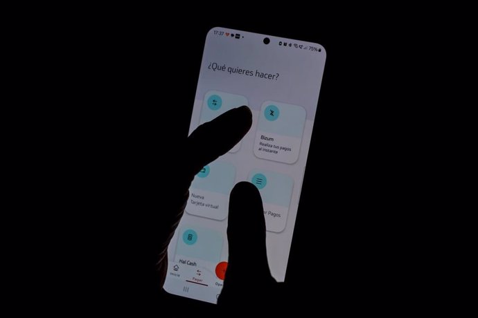Archivo - Una persona hace un bizum desde el móvil, a 13 de septiembre de 2024, en Madrid (España).