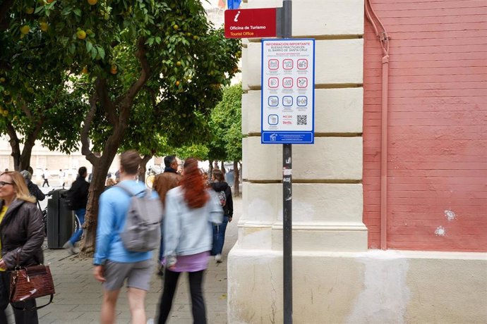 Placas de señalización en el barrio de Santa Cruz de Sevilla.