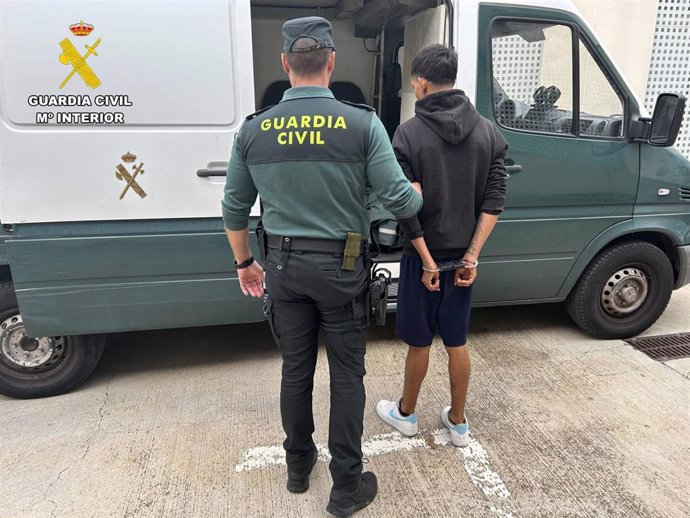 Uno de los detenidos, conducido por los agentes.