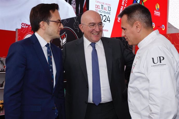 El alcalde de Valladolid, Jesús Julio Carnero, conversa con el presidente del Jurado del Campeonato Mundial de Tapas, Oriol Castro.