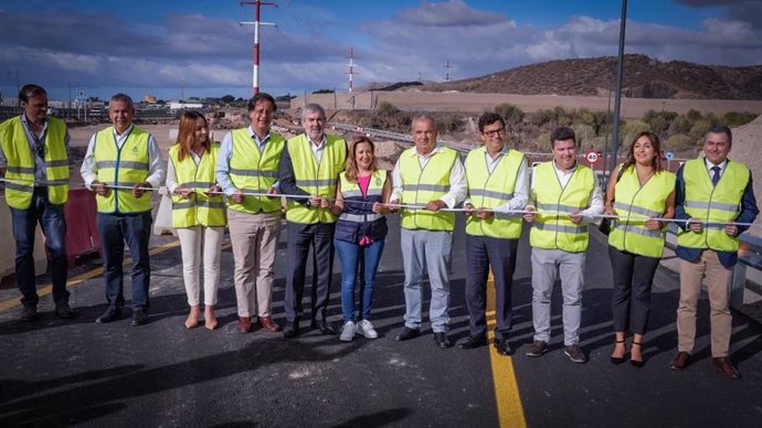 Foto de autoridades con motivo de la apertura al tráfico del ramal de salida hacia Oroteanda, que forma parte del tercer carril de la TF-1 en el tramo San Isidro-Las Américas