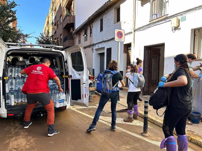 Personal de Cáritas en una de las zonas afectadas por la DANA en Valencia.