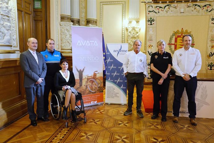 Policía Municipal de Valladolid y AESLEME imparten charlas a 17.000 alumnos en prevención de accidentes de tráfico. En la foto, participantes en la presentación de los actos con motivo del Día Mundial en Recuerdo de las Víctimas de Accidentes de Tráfico