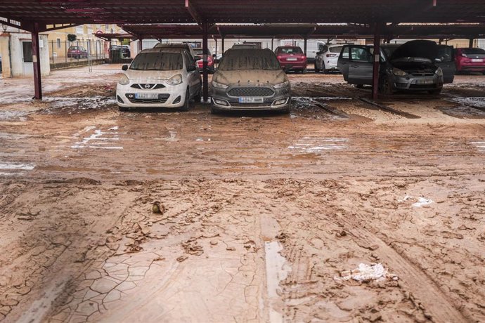 Coches cubiertos de barro en un parking, a 13 de noviembre de 2024, en Beniparrell, Valencia, Comunidad Valenciana (España).