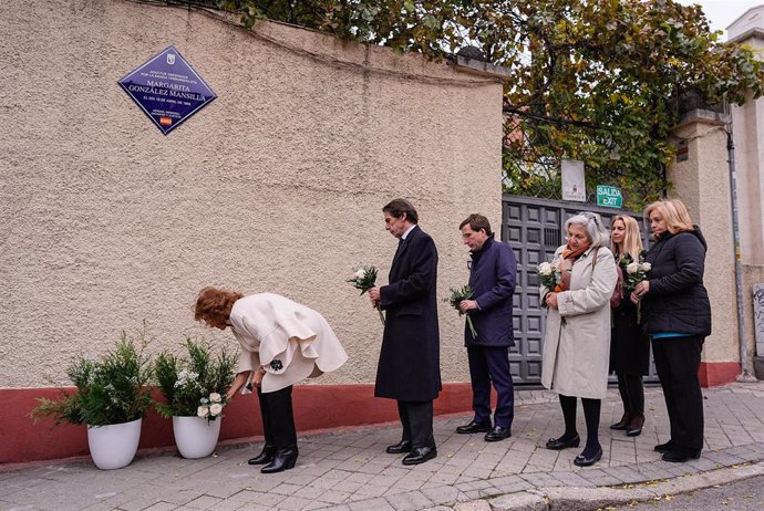 La ciudad de Madrid recuerda desde este miércoles con una placa a Margarita González Mansilla, víctima mortal del atentado cometido por ETA en 1995 contra el expresidente del Gobierno José María Aznar