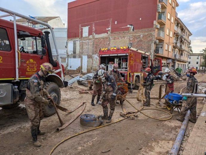 Bomberos de ERICAM trabajan en la zona valenciana arrasada por la DANA.