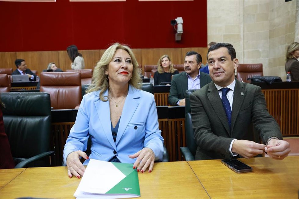 La consejera de Economía, Hacienda y Fondos Europeos, CarolinaEspaña y el presidente de la Junta de Andalucía, Juanma Moreno, al inicio del debate de los presupuestos. A 13 de noviembre de 2024, en Sevilla (Andalucía, España). Comienza en el Pleno del 