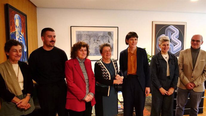 A portavoz nacional do BNG, Ana Pontón, reúnese coa presidenta do Consello dá Cultura Galega, Rosario Álvarez, en compañía de Goretti Sanmartín e outros dirixentes.