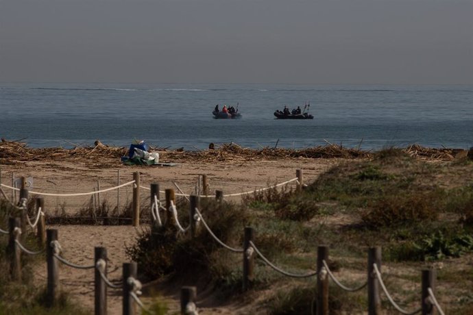 Barcas en la playa de El Saler tras el paso de la DANA, a 9 de noviembre de 2024, en Valencia, Comunidad Valenciana (España)