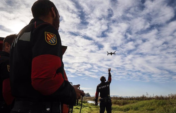 Agentes de la UME inspeccionan la zona de la DANA con un dron