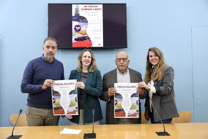 La diputada de Cultura en la Diputación de Cádiz, Vanesa Beltrán, el alcalde de Trebujena, Ramón Galán, y José Ceballos en representación de la Peña Cultural Flamenca La Trilla, presentan el Ciclo de Flamenco y Mosto.