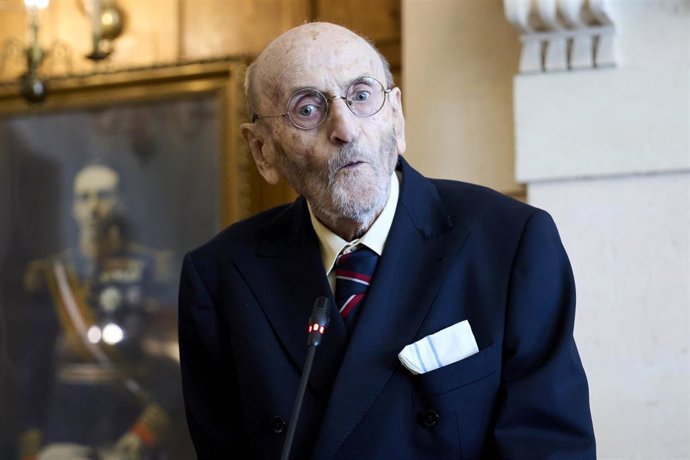 Archivo - El escritor Álvaro Pombo tras recibir el Premio Internacional Menéndez Pelayo en foto de archivo