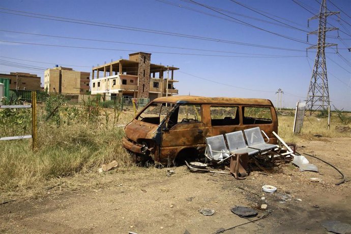 Fotografía de archivo de un vehículo destruido en Jartum Norte en los enfrentamientos entre el Ejército de Sudán y las paramilitares Fuerzas de Apoyo Rápido (RSF)