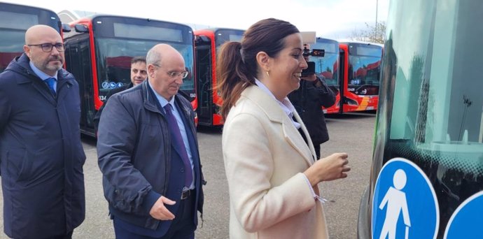 La consejera municipal de Medio Ambiente y Movilidad del Ayuntamiento de Zaragoza, Tatiana Gaudes; y el director general de Transportes del Gobierno presentan los dos lotes pendientes de transporte de viajeros que operarán en Zaragoza y su entorno.