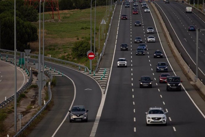 Archivo - Varios vehículos en la autovía