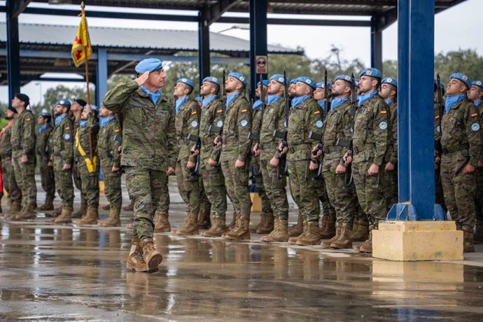 El general Fernando Ruiz Gómez pasa revista a los efectivos de la Brigada 'Guzmán el Bueno' X que parten hacia Líbano.