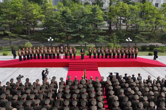 Archivo - El líder norcoreano, Kim Jong Un, frente a militares del Ejército.