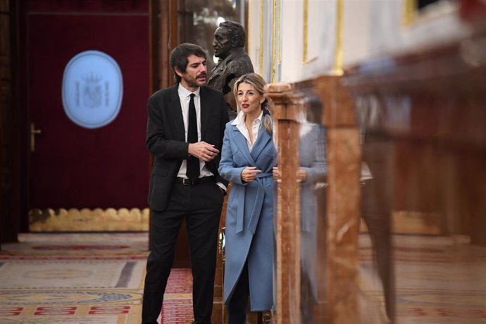 El ministro de Cultura, Ernest urtasun y la vicepresidenta segunda del Gobierno y ministra de Trabajo, Yolanda Díaz, durante el Pleno del Congreso, a 13 de noviembre de 2024, en Madrid (España). El pleno ha comenzado con la intervención de Torres para inf