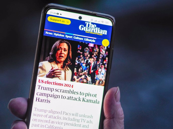 Archivo - 22 July 2024, ---: A view of a publication from The Guardian about the confrontation between Kamala Harris and Donald Trump during the US presidential election displayed on a smartphone screen. Photo: Igor Golovniov/SOPA Images via ZUMA Press Wi