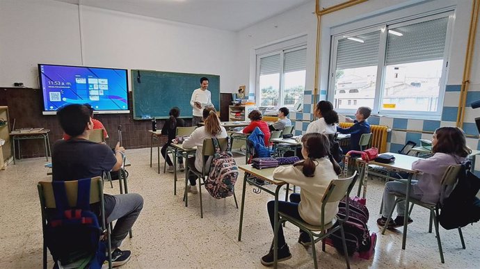 El delegado de la Junta, Pedro Antonio Ruiz Santos, ha acompañado a los niños y niñas de Letur en su regreso al colegio Nuestra Señora de la Asunción.