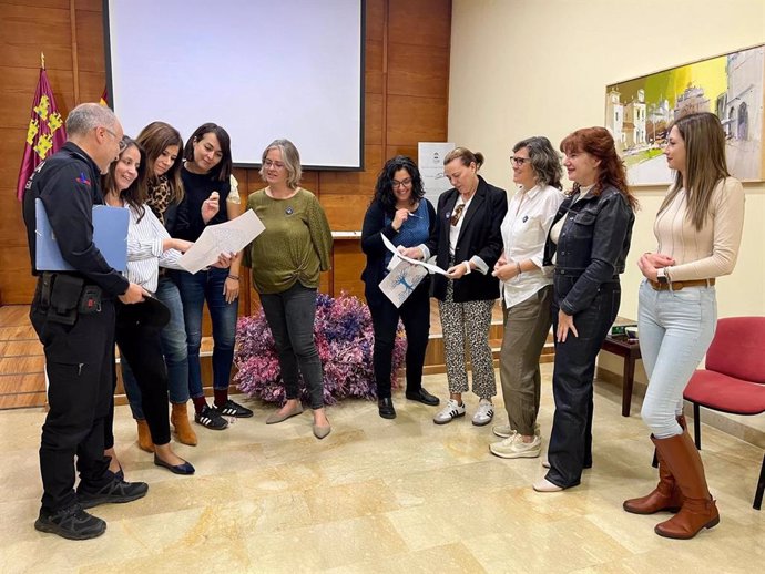 La concejala de Fondos Europeos, María Tornel, y trabajadores municipales en la jornada de participación interna para la capacitación y la definición del diagnóstico participativo