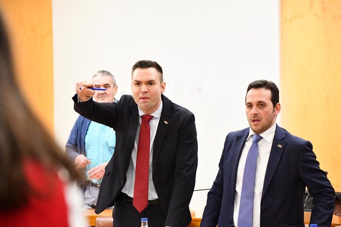 Archivo - Carlos Verdejo, a la izquierda, en una imagen de archivo de 2020 en la Asamblea de Ceuta, junto al actual presidente y portavoz de Vox en Ceuta, Juan Sergio Redondo