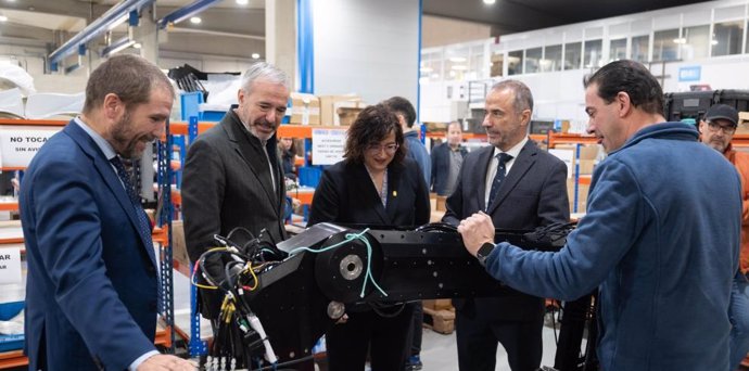 El presidente del Gobierno de Aragón, Jorge Azcón, visita la planta de Escribano Mechanical & Engineering en Binéfar.