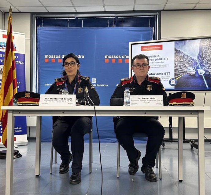 La portavoz de Mossos d’Esquadra, la inspectora Montserrat Escudé, junto con el subjefe de la Región Policial Central, el intendente Antoni Milla