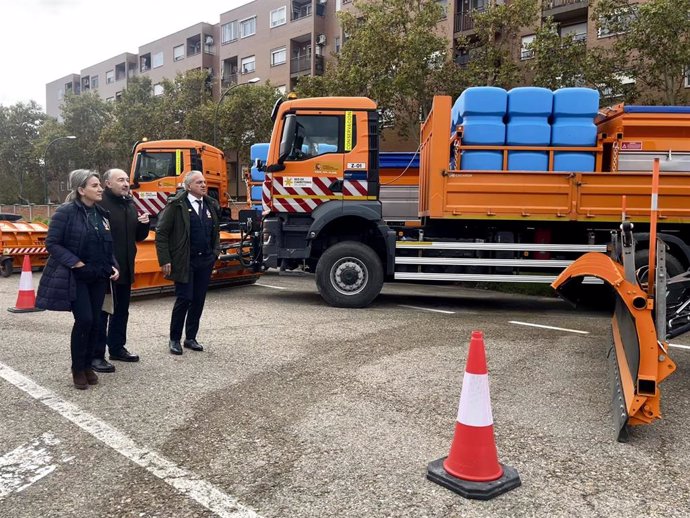 Los delegados del Gobierno en Castilla-La Mancha, Aragón y Castilla y León en el Centro de Conservación de Carreteras.