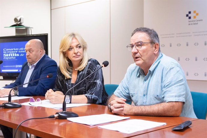 La consejera de Sanidad del Gobierno de Canarias, Esther Monzón, y el director general de Salud Pública del Servicio Canario de la Salud, José Díaz-Flores