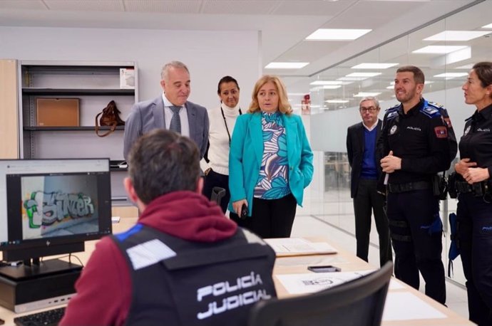 La vicealcaldesa de Madrid y delegada de Seguridad y Emergencias, Inma Sanz, ha visitado hoy a SEPROPUR, dependiente de la Comisaría de Medio Ambiente de la Policía Municipal de Madrid.