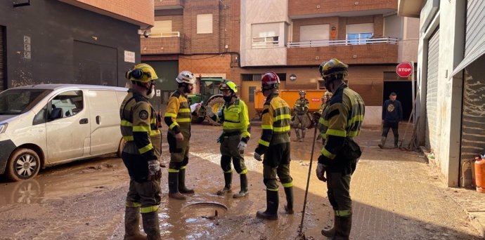 Personal del Infoar junto a una alcantarilla colapsada de Catarroja.