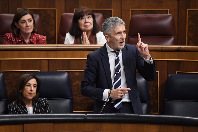 La ministra de Defensa, Margarita Robles y el ministro de Interior, Fernando Grande-Marlaska, durante el Pleno del Congreso