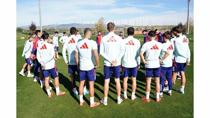 El seleccionador Sub-21 de fútbol, Santi Denia, da una charla a sus jugadores en la Ciudad del Fútbol de Las Rozas.