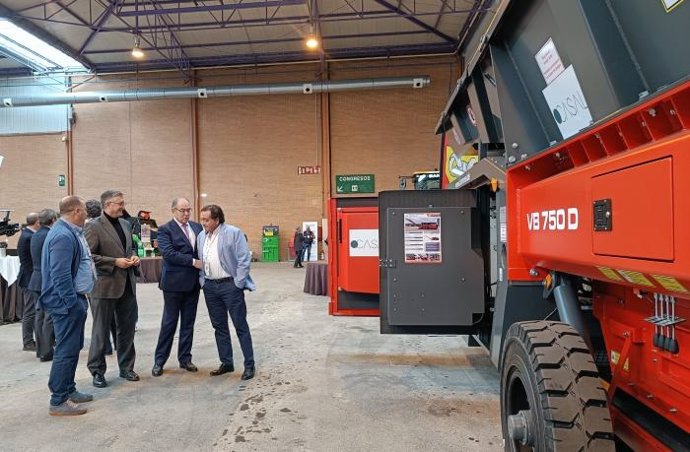 El consejero de Medio Ambiente y Turismo, Manuel Blasco, recorre el II Congreso Internacional de Reciclaje de Residuos de Construcción y Demolición.