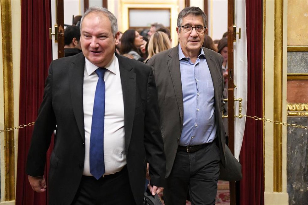 El ministro de Industria, Jordi Hereu (i) y el portavoz del PSOE, Patxi López (d), llegan a un pleno en el Congreso de los Diputados, a 13 de noviembre de 2024, en Madrid (España). El pleno ha comenzado con la intervención de Torres para informar de las