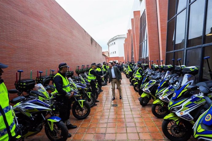 El alcalde de Córdoba, José María Bellido, y el teniente de alcalde delegado de Seguridad, Jesús Coca, asisten a la recepción de 52 nuevas motos adquiridas para la Policía Local.