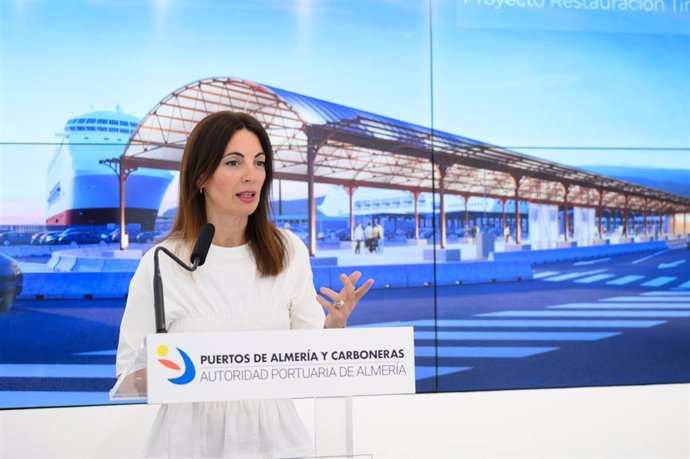 La presidenta de la APA, Rosario Soto, durante la presentación de la rehabilitación del tinglado del Puerto de Almería.