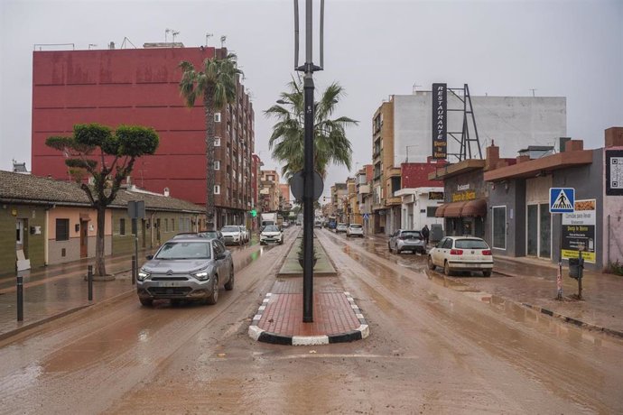 Varios vehículos circulan por una avenida, a 13 de noviembre de 2024, en Beniparrell, Valencia, Comunidad Valenciana (España). El pasado 29 de octubre una DANA asoló la provincia de Valencia. La peor gota fría del país en el siglo se salda con 215 víctima