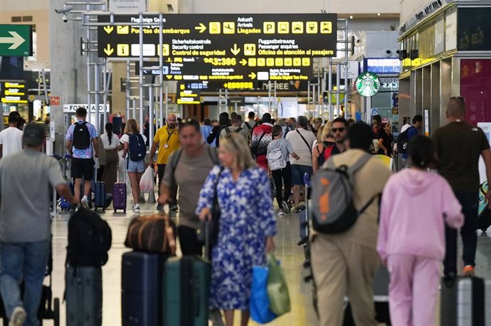 Archivo - Imágenes de turistas a su llegada al aeropuerto de Málaga-Costa del Sol en una imagen de archivo 