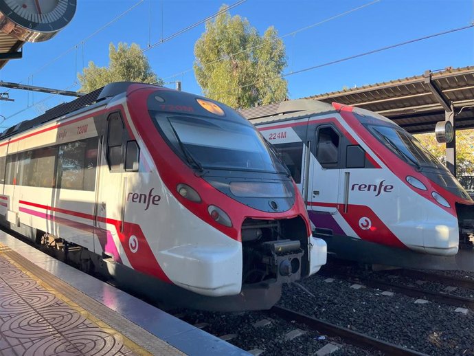 Archivo - Imagen de archivo de dos trenes de Cercanías de Renfe cruzándose en la parada apeadero de Los Álamos en Torremolinos, en la línea C-1 entre Málaga y Fuengirola.