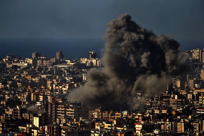 Columna de humo tras un bombardeo del Ejército de Israel contra la capital de Líbano, Beirut (archivo)