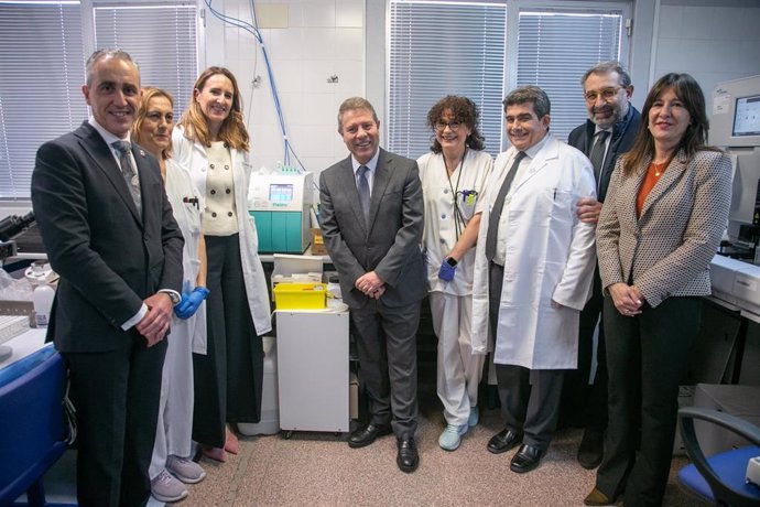 El presidente de Castilla-La Mancha, Emiliano García-Page, ha visitado, en el Hospital de Puertollano, el nuevo laboratorio de análisis clínicos.