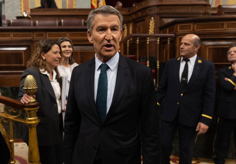 El presidente del Partido Popular, Alberto Núñez Feijóo, a su llegada a una sesión plenaria en el Congreso de los Diputados, a 12 de noviembre de 2024, en Madrid (España).El Pleno del Congreso celebra hoy la primera votación de los once candidatos propu
