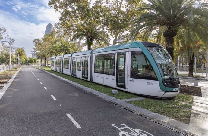 El tranvía circulando en el nuevo tramo