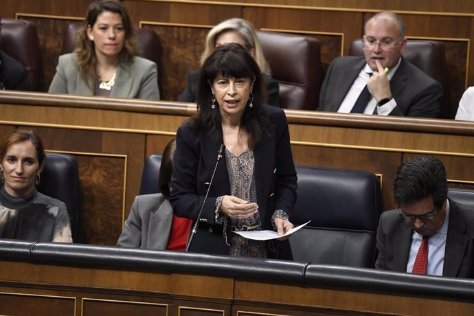 La ministra de Igualdad, Ana Redondo, interviene durante una sesión de control al Gobierno, en el Congreso de los Diputados, a 23 de octubre de 2024, en Madrid (España).